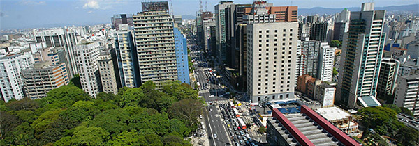Milhares de pessoas lotam as ruas do Brás, no Centro de São Paulo, São  Paulo