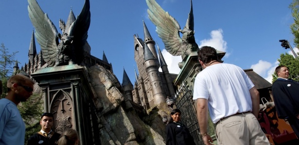 A fila para a atração 'Harry Potter e a Jornada Proibida' passa pelos portões de Hogwarts, no Universal Orlando Resort, na Flórida