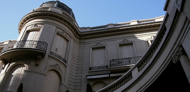 A Nunciatura Apostólica, Embaixada do Vaticano, está instalada em um edifício de 1909, na Recoleta, em Buenos Aires. O palácio foi construído pela família Fernandez-Anchorena