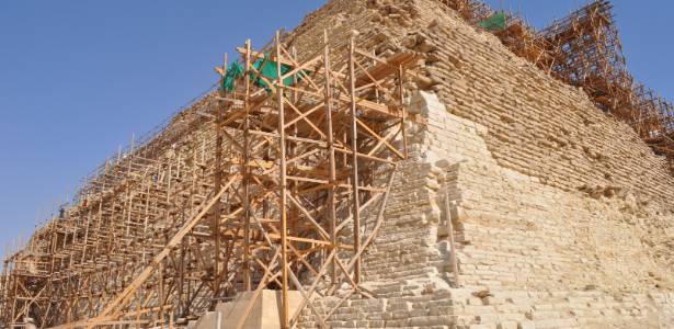 A pirâmide escalonada de Zoser, em Saqara, sudeste do Cairo, que continuará a ser restaurada