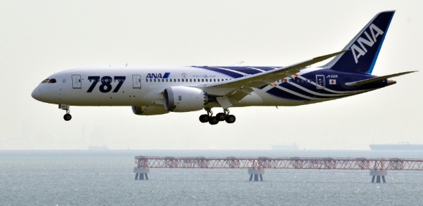 Avião pousou por volta das 9h local no aeroporto Haneda, em Tóquio (28.09.2011)