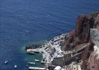  beira do mar Egeu, ilha grega de Santorini tem rochas vulcnicas e falsias