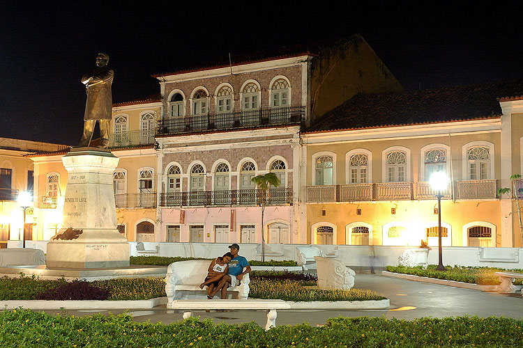 Praça Benedito Leite