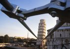 Restauradores do os ltimos retoques  Torre de Pisa