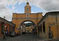 Arco da cidade de Antigua, que j foi capital da Guatemala 