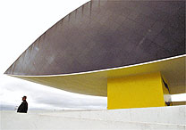 Visitante passeia no Museu Oscar Niemeyer, em Curitiba (PR); pacote sai por R$ 498