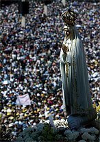 Peregrinos carregam imagem de Nossa Senhora de Ftima em procisso que atrai quase 400 mil pessoas 