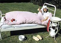 Hspede aprova dormida no jardim, com trajes de vovozinha