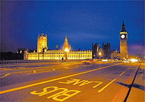 Imagem noturna das Casas do Parlamento e do Big Ben, na capital britnica