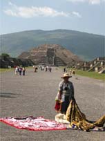 ndia vendedora na avenida de los Muertos em Teotihuacan, no Mxico