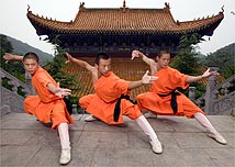 Monges praticando Kung Fu no templo Fawang, na China