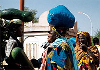 Mulheres no mercado de artesanato em Bamako 
