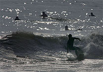 Surfistas praticam na praia Punta Roquitas, em Lima