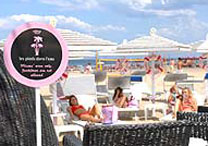 Mulheres tomam sol na praia de Riccione