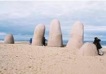 Turistas na escultura "Los Dedos", em Punta Del Este