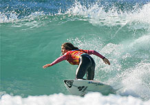 Surfista participa de competio, em Sidney