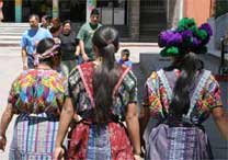 As roupas coloridas das ndias da Guatemala