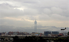 Taipei 101, o prdio mais alto do mundo, entre a neblina de Taip