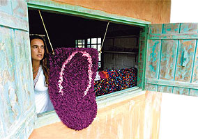 A paulista Mel Luz trabalha na confeco de tapetes na praia do Espelho