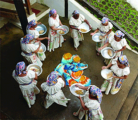 Em Itabira, o visitante pode assistir a uma apresentao das Lavadeiras de Ipoema