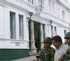 Turista tira foto com guardas em frente ao Museu Militar, em Bogot