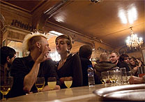 O absinto  o drink oficial do Marsella, antigo bar da cidade