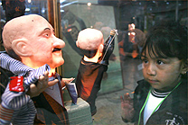 Criana admira um dos 10 mil brinquedos antigos do museu
