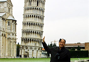 Turista brinca com torre de Pisa, na Itlia