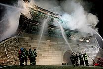 Bombeiros tentam apagar o fogo de portal histrico de Seul