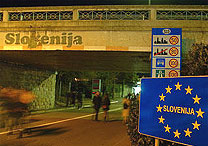 Pedestres atravessam a fronteira entre a Itlia e a Eslovnia