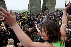 Multido celebra a chegada do solstcio de vero em Stonehenge