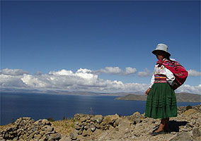 Nativa da Ilha de Amantani avista o Titicaca