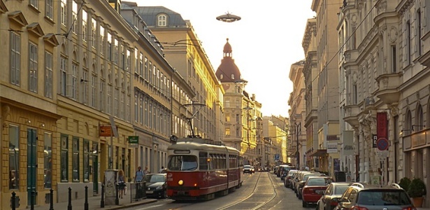 Rua do bairro Mariahif, em Viena. A capital austríaca reduziu recentemente o custo de sua passagem anual de transporte público para 1 euro por dia - Luciana Rocha/UOL
