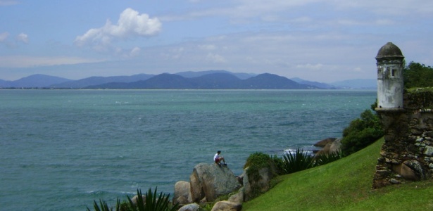 Mar e montanhas na paisagem da Fortaleza de Santa Cruz de Anhatomirim, visitada por turistas, em Florianópolis - Cris Gutkoski/UOL