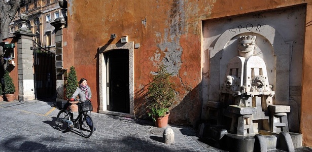 Ciclista passeia pela Via Margutta, uma rua minúscula em Roma  - Chris Warde-Jones/The New York 