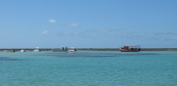 Barcos próximos às galés de Maragogi, em Alagoas - Débora Costa e Silva/UOL