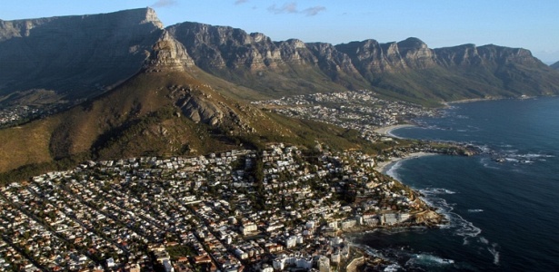 A Table Mountain é o principal cartão-postal da Cidade do Cabo, na África do Sul, e pode ser observada a partir de voos panorâmicos de helicóptero - Eduardo Vessoni/UOL