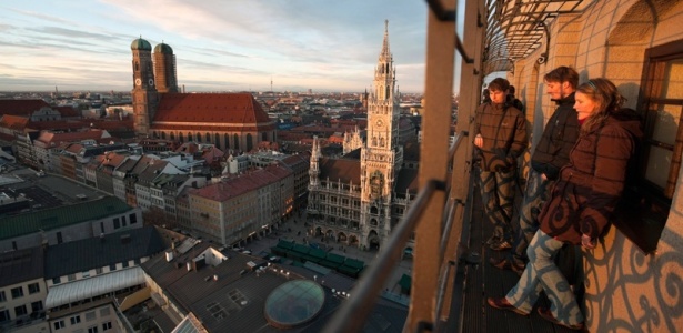 Munique é um ótimo destino para os amantes de cerveja, admiradores de história e fãs de música. Turistas aproveitam a vista da Marienplatz - Oliver Hartung/The New York Times