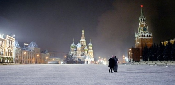 A Praça Vermelha, em Moscou, capital da Rússia, com a Catedral de São Basílio ao fundo e o muro do Kremlin à direita - Tuca Vieira/Folha Imagem