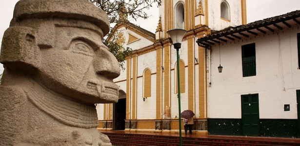 A praça de San Agustín, a 576 km de Bogotá, está decorada com réplicas das famosas estátuas funerárias encontradas no sul da Colômbia - Eduardo Vessoni/UOL