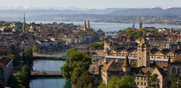 O rio Limmat corta o centro histórico de Zurique; ao fundo, o lago da cidade - Zürich Tourism/Divulgação