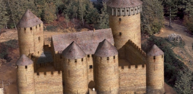 Quando finalizado, por volta de 2025, o castelo Guédelon será semelhante ao dos senhores feudais da Idade Média. Na foto, uma projeção da obra concluída - Divulgação/BBC