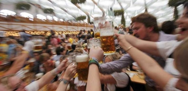 Visitantes da Oktoberfest de Munique brindam . A festa completou 200 anos em 2010 (18/09/2010) - Leonhard Foeger / Reuters