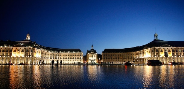 Um espelho d"água ultrafino construído em 2006 reflete o grande Place de la Bourse, em Bordeaux, na França - Ed Alcock/The New York Times