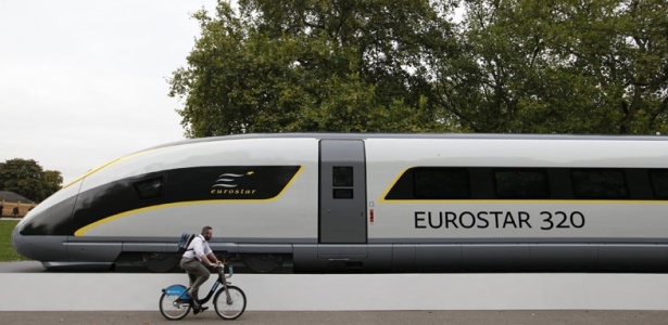 Ciclista passa em frente ao novo trem da Eurostar, durante evento de divulgação no Hyde Park em Londres - Andrew Winning/Reuters