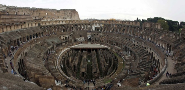 Turistas visitam o Coliseu, em Roma. As masmorras e a terceira fileira superior do anfiteatro romano do ano 80 d.C serão abertos para visitação pública - Alessandro Bianchi/Reuters
