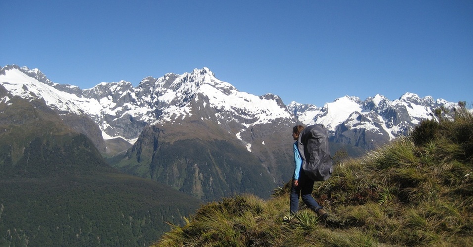 Lauren King aprecia a vista da trilha Routeburn, na Nova Zelândia
