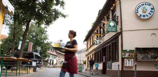 A Berger Strasse é a espinha do bairro, uma rua boa para caminhar, margeada por casas parcialmente de madeira e cafés em Frankfurt - Benjamin Kilb/The New York Times