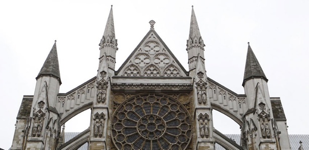 Detalhe da fachada norte da abadia de Westminster, em Londres; a igreja, considerada a mais importante de Londres, é onde acontece a coroação do monarca do país - REUTERS/Suzanne Plunkett
