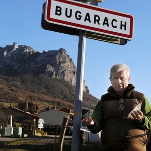 Jean-Pierre Delord, prefeito do vilarejo, mostra a entrada do vilarejo e avisa: sumam! Xô, xô - AFP PHOTO / PASCAL PAVAN